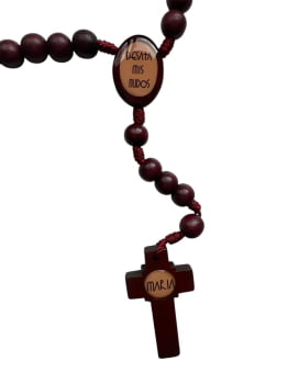 TERÇO NOSSA SENHORA DESATADORA DOS NÓS - COR VERMELHO ESCURO